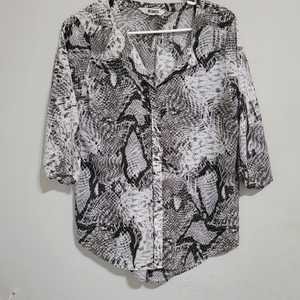 BB Dakota snake print top Blouse Size XS White Black Gray Button Up‎ Shirt.